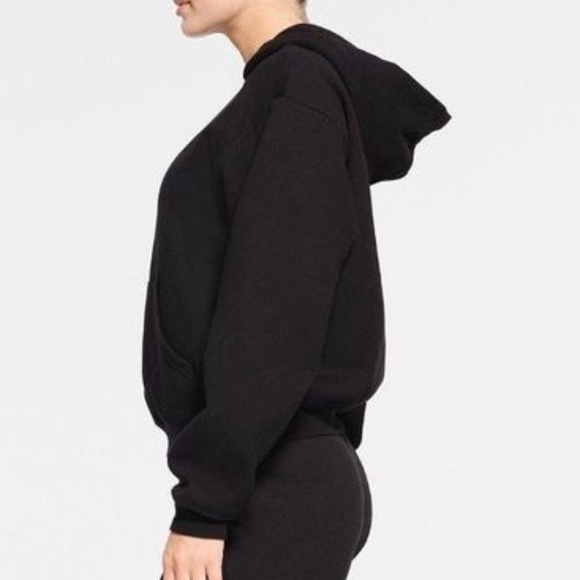 SKIMS 'Teddy High Pile Fleece Hooded Top' - Picture 5 of 8